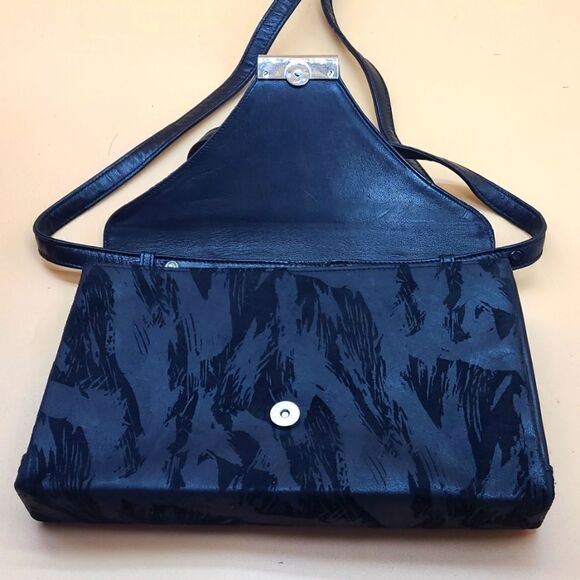 Authentic Gucci Crossbody Bag - Picture 4 of 13